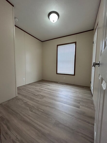 Building Photo - 5 Oak Tree Ln