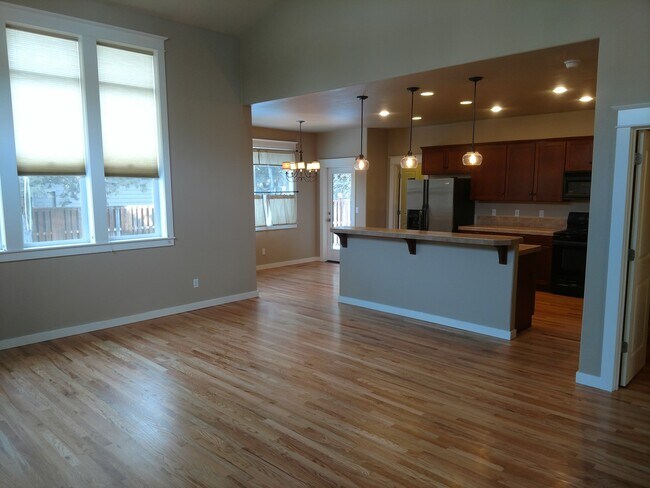 Building Photo - SW Bend - 3 Bed 2.5 Bath -Fenced-Corner lot-Amenities