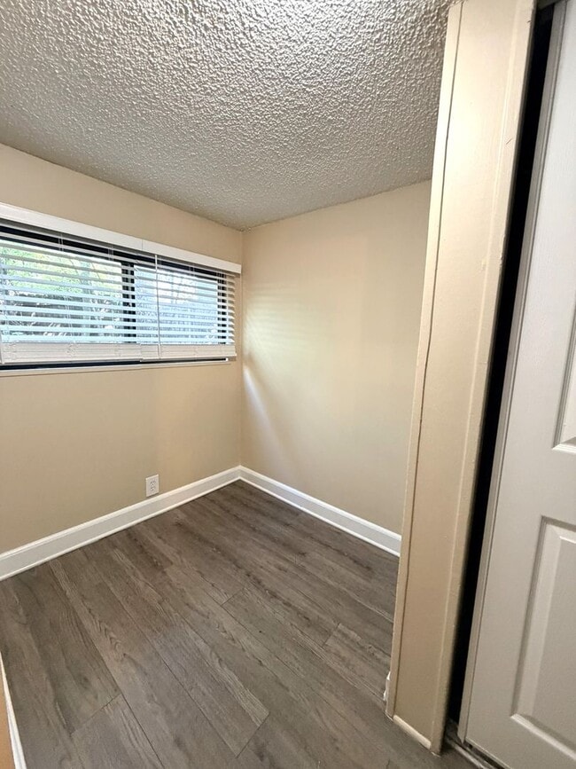 Building Photo - Downstairs 2BR/1BA Riverside Duplex Apartment