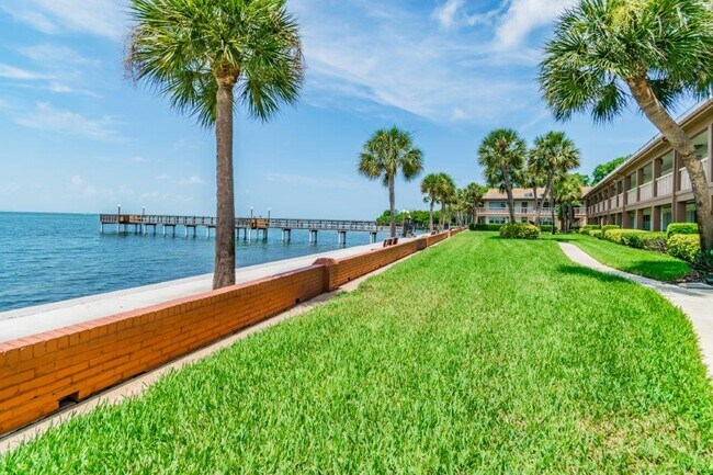Building Photo - 650 Pinellas Point Dr S
