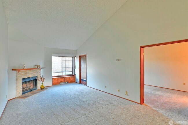 Building Photo - Spacious 2-Bed, 2-Bath Condo in Prime Ever...