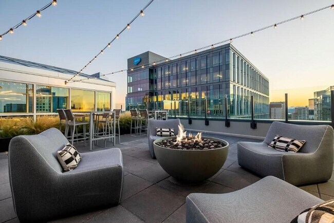 Building Photo - 929 109th Ave NE