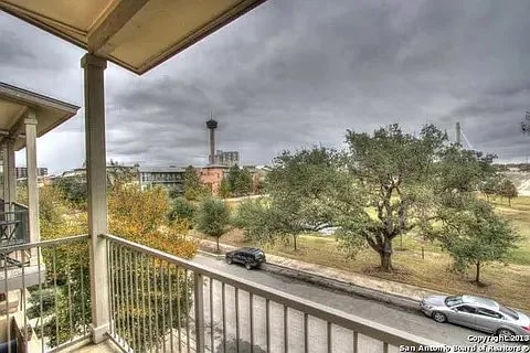 Building Photo - 528 Refugio St