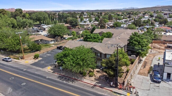 Building Photo - 3 Bedroom End Unit Townhome!