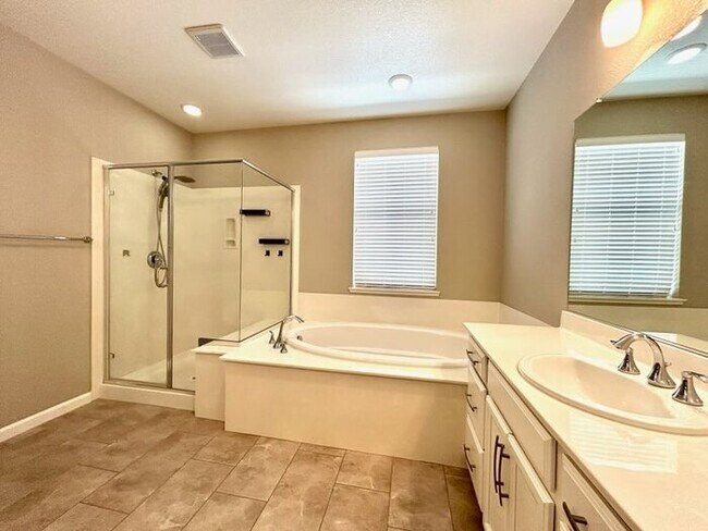 Building Photo - Beautiful 3 Bedroom 2.5 Bathroom in Gated ...