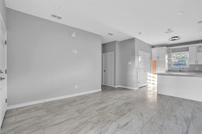 Building Photo - 2707 Sanders Ave
