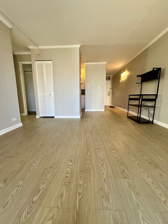 Building Photo - Spacious 1Bed 1Bath 1Parking Stall With La...