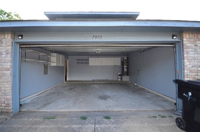 Building Photo - 7972 Roundtable Rd