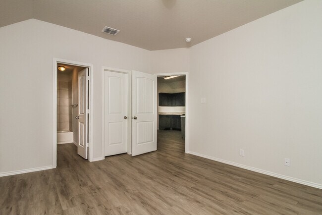 Building Photo - 10371 Clearwater Wy
