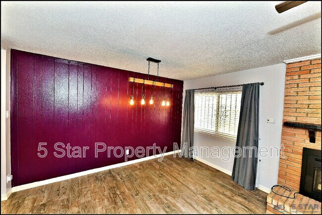 Building Photo - 10117 Mercedes St