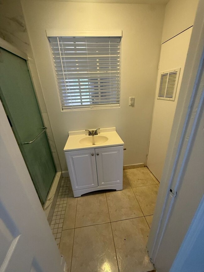 Building Photo - Renovated 4/3 Home ready to move in!