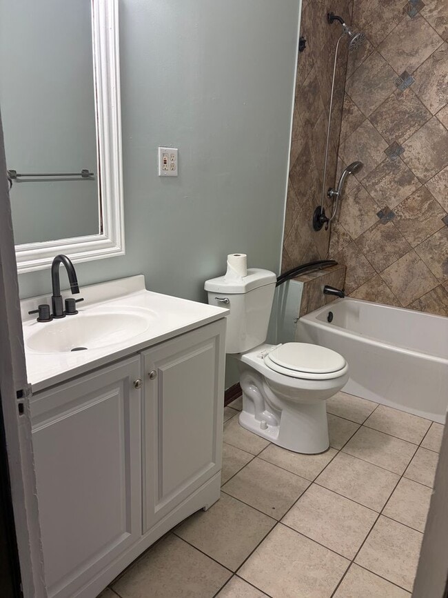 Building Photo - 2 BR West Side