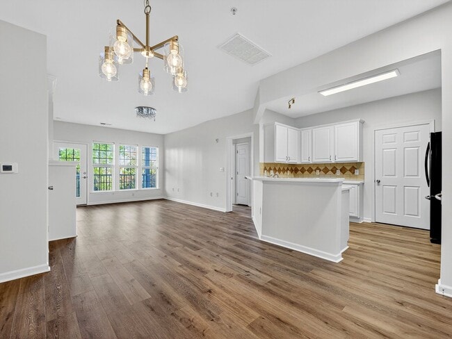 Building Photo - Beautiful 2 BR 2 BA condo in the heart of ...