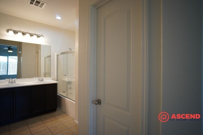 Building Photo - Charming 3 bedroom Home In Southwest!