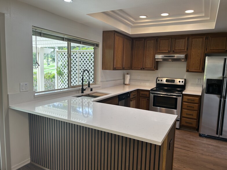 Building Photo - 1128 La Casa Ln