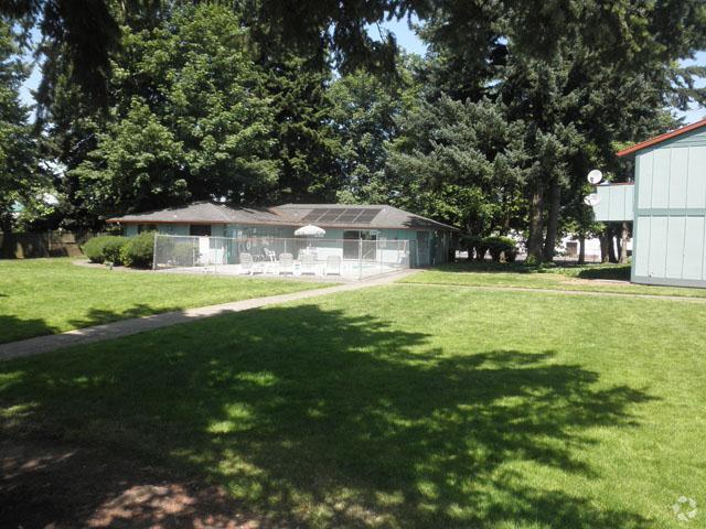 Yard - Kaskela Manor Apartments