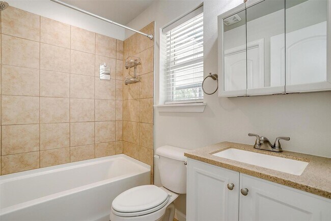 Building Photo - Amazing Home in Western Hills- 3 bed, 1.5 ...