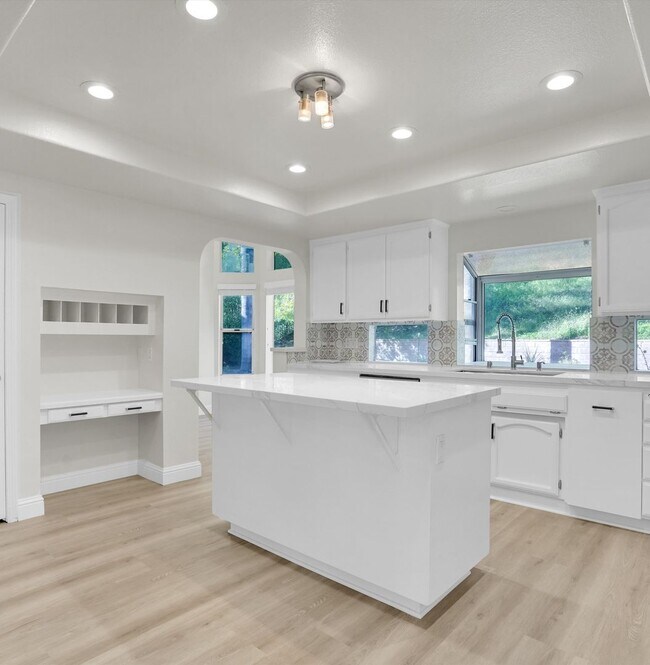 Building Photo - 8103 Valley Flores Dr