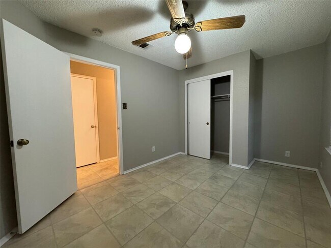 Building Photo - 2917 Zeke Bend