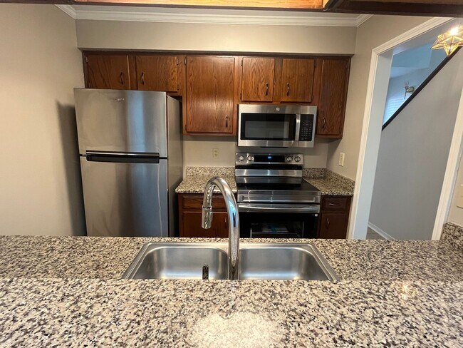 Building Photo - Beautiful Northeast Townhome!
