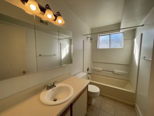 Building Photo - Cozy 2-Bedroom Top Floor Condo at Belmar P...