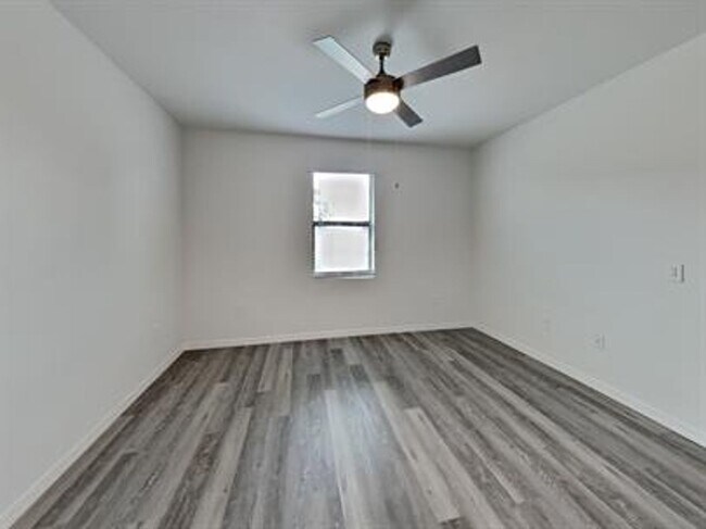 Building Photo - 3106 SE Santa Barbara Pl