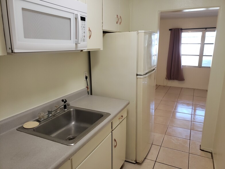 Building Photo - 2428 S Lake Letta Dr