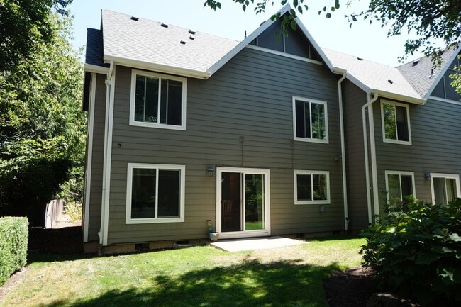 Building Photo - Beautiful Beaverton Townhouse