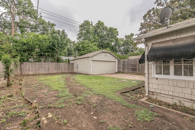 Building Photo - PRETTY HOME NORTH OF THE BRICKS in the CUL...