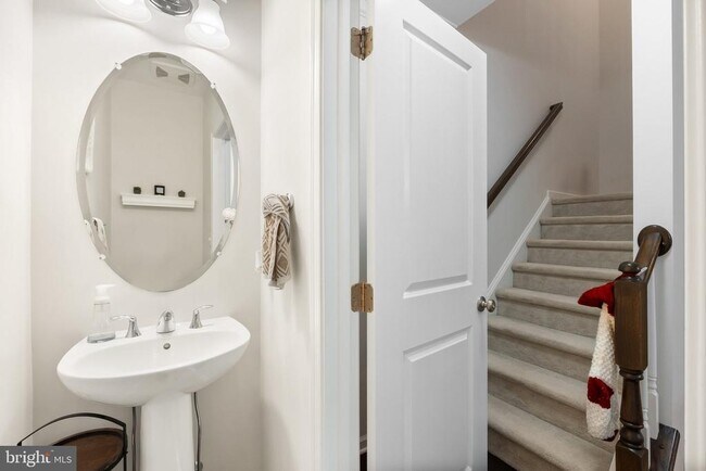 Building Photo - 43131 Wealdstone Terrace