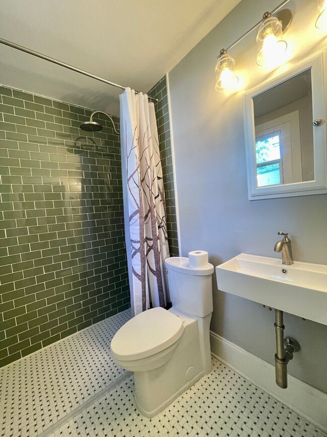 Building Photo - Beautiful Renovated 3 Bed 2 Bath Close to Downtown and UK