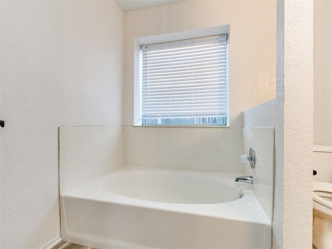 Building Photo - 3504 Quail Run Dr