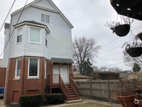 Building Photo - 2437 W Ainslie St