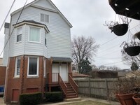 Building Photo - 2437 W Ainslie St