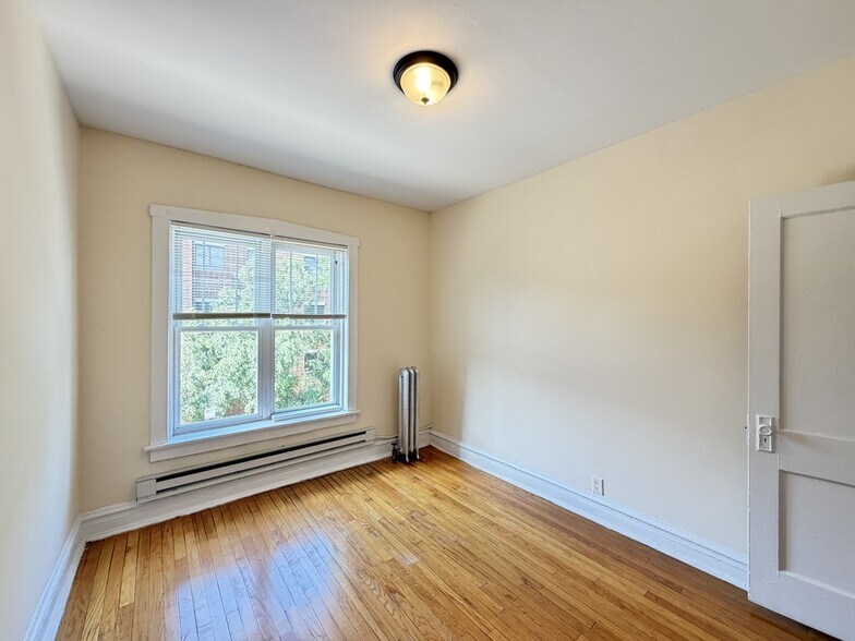 Building Photo - 934 W Cornelia Ave