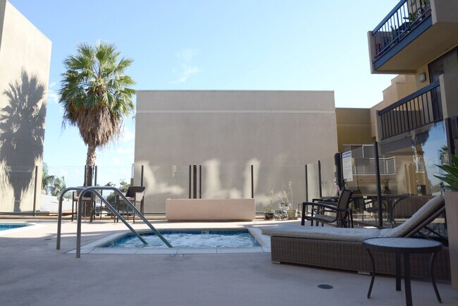 Building Photo - 7320 Hawthorn Ave