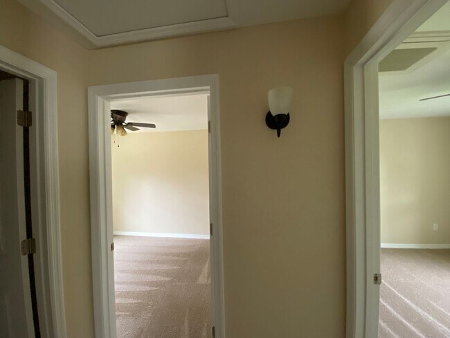 Building Photo - Desirable SW Ocala Neighborhood- 3/2/2 **W...