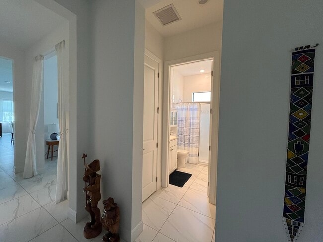 Building Photo - 5663 St Armands Way