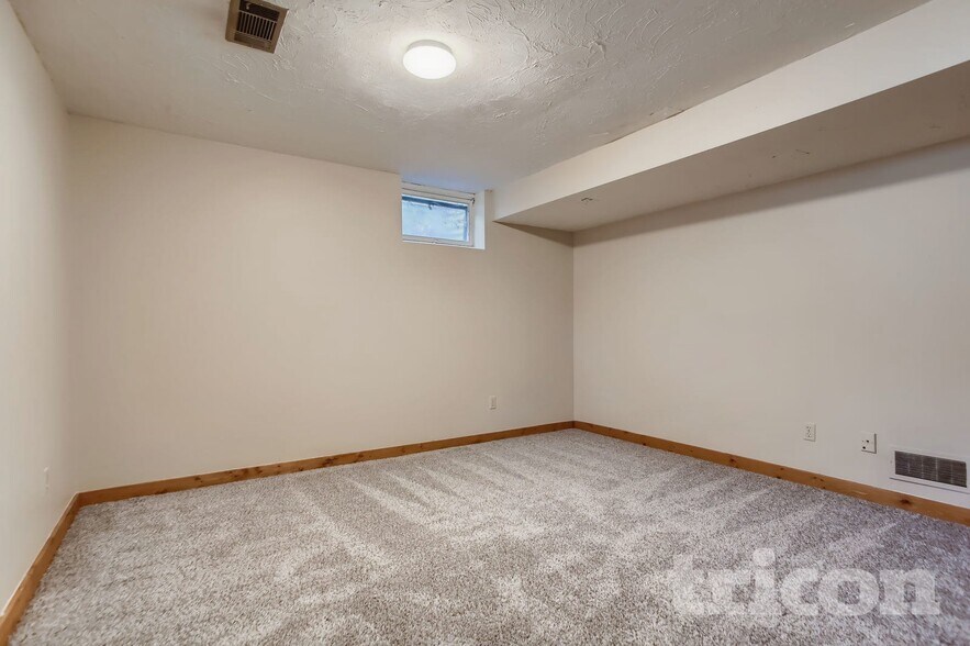 Building Photo - 13101 Thomas Ave