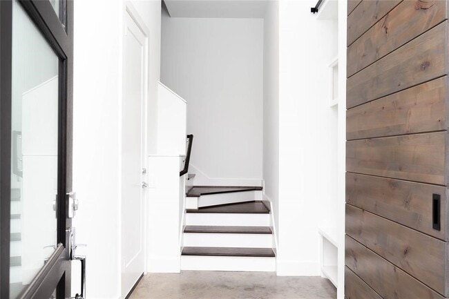 Building Photo - 5868 E Post Oak Ln