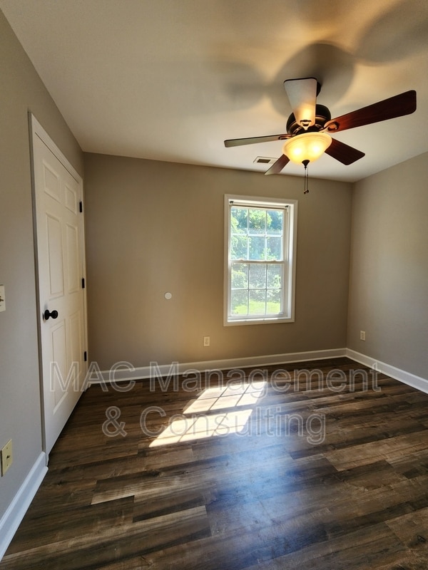 Building Photo - 1028 Nottingham Dr