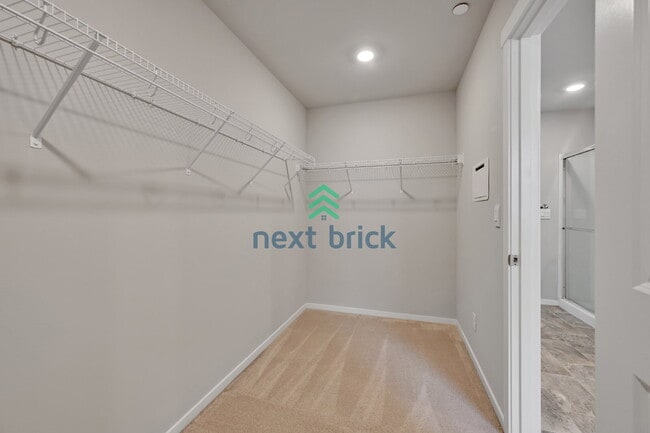 Building Photo - Modern 4-Bedroom Home in Rainier Ridge