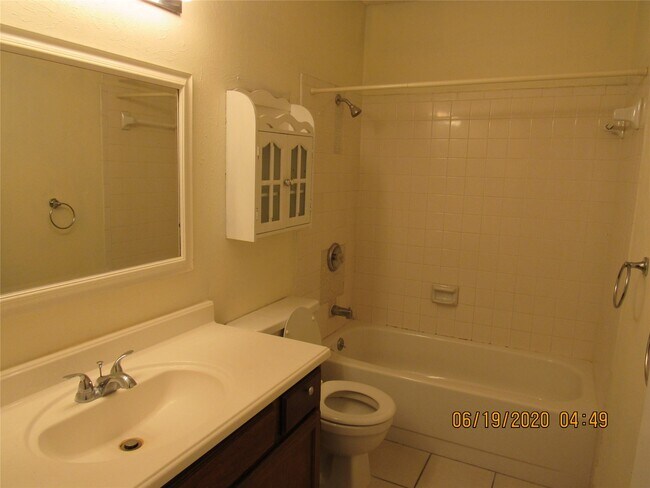 Building Photo - 17401 Red Oak Dr