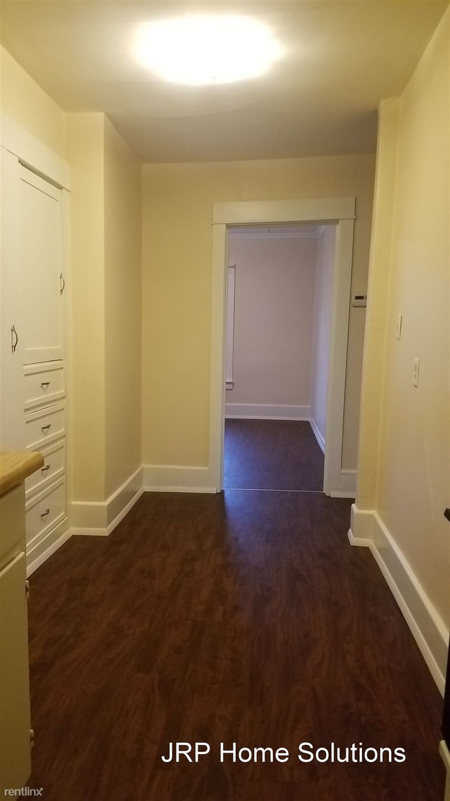 Building Photo - 2 br, 1 bath Triplex - 736 1/2 Carlton Blv...