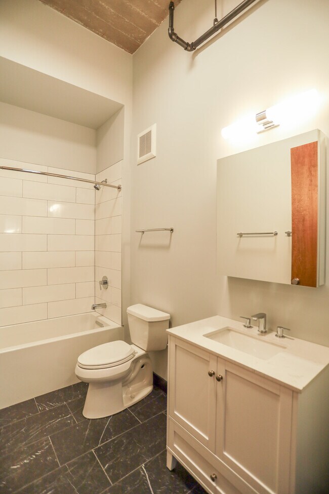 Building Photo - 4046 N Hermitage Ave