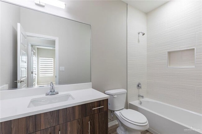 Building Photo - 10 La Vista Ave W