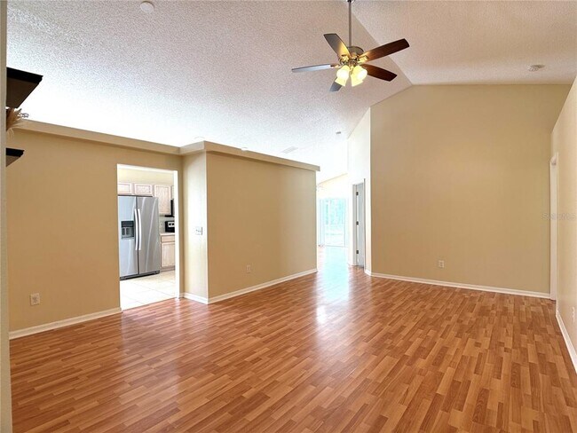 Building Photo - 526 Pine Cone Dr