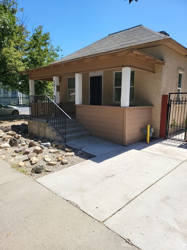Building Photo - 2BR/1BA House for $1750 Rent and $1750 Deposit. 1st Month free with 1 year lease.