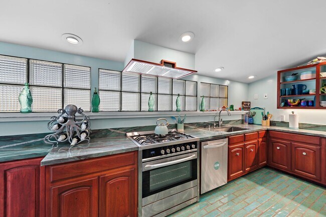 Building Photo - Ever dreamed of living under the sea?!