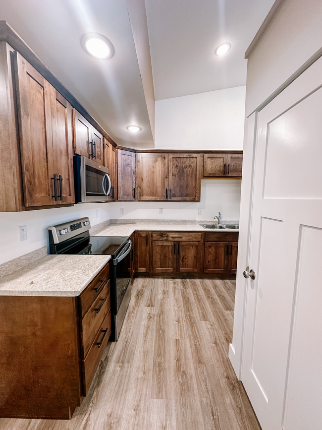 Building Photo - $500 OFF FIRST MONTHS RENT